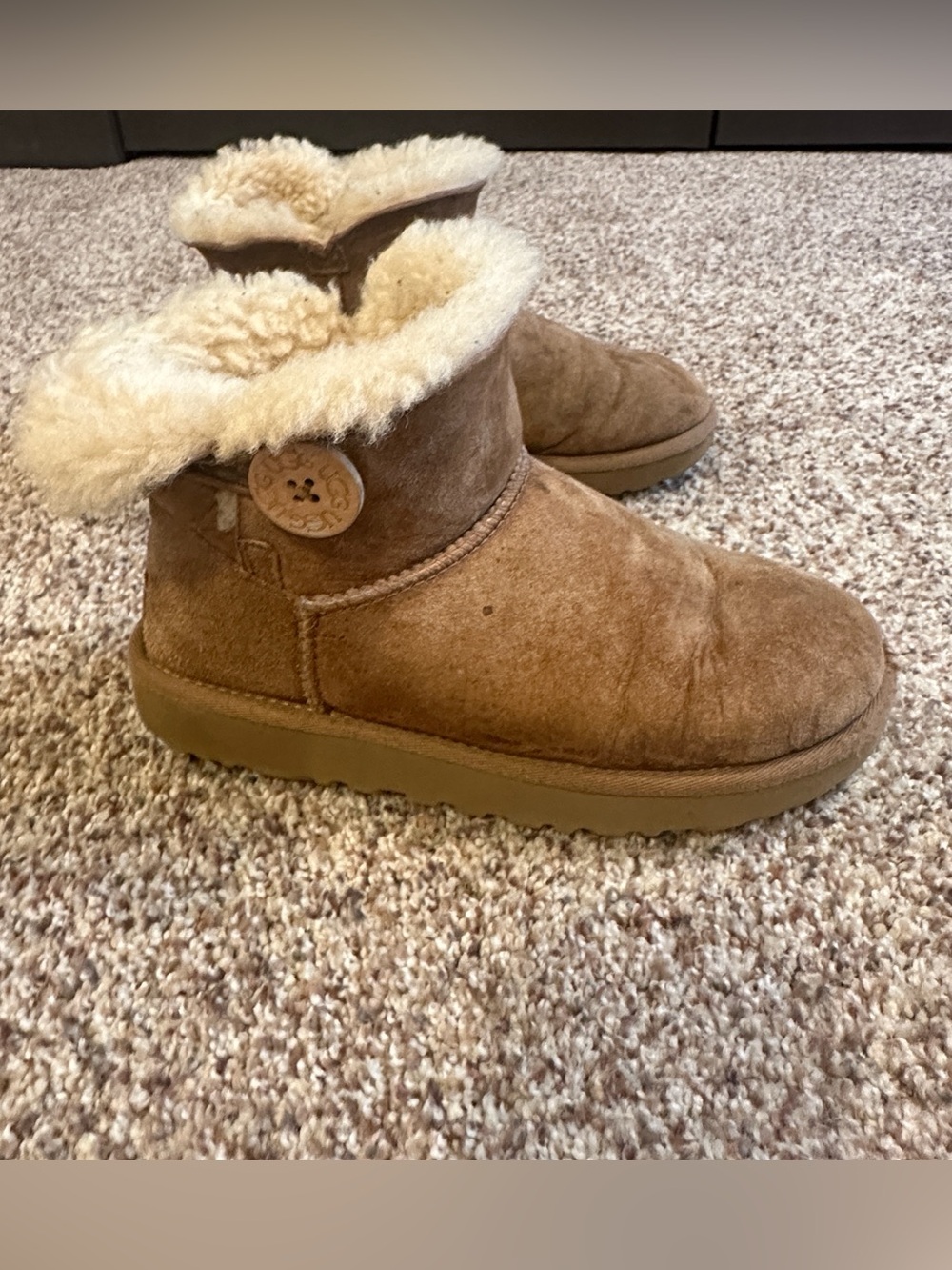 UGG Women's Mini Bailey Button II Shearling Chestnut Boots - Size 6 1/2